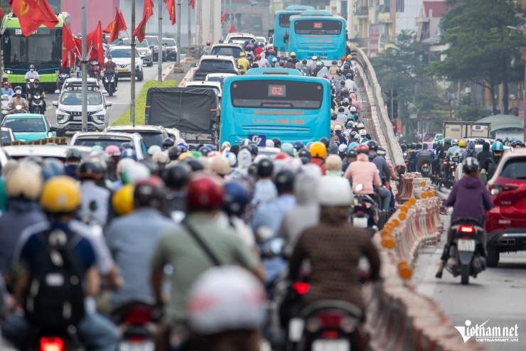 Cảnh ô tô dàn hàng 'chèn ép' xe máy đến khó tin trên nhiều tuyến đường Hà Nội - 5
