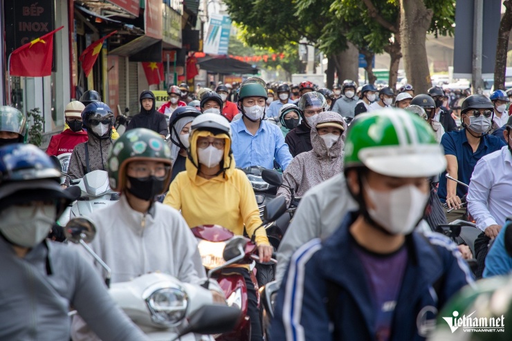 Cảnh ô tô dàn hàng 'chèn ép' xe máy đến khó tin trên nhiều tuyến đường Hà Nội - 8
