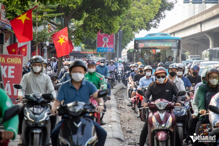 Cảnh ô tô dàn hàng 'chèn ép' xe máy đến khó tin trên nhiều tuyến đường Hà Nội - 7