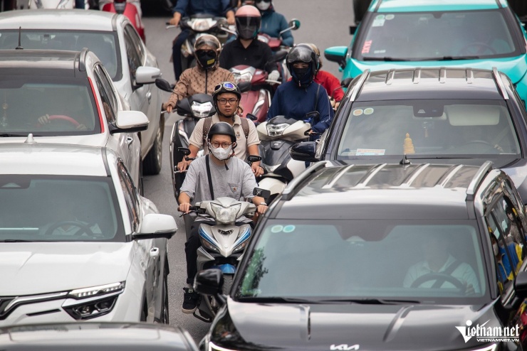 Cảnh ô tô dàn hàng 'chèn ép' xe máy đến khó tin trên nhiều tuyến đường Hà Nội - 9