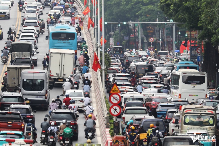 Cảnh ô tô dàn hàng 'chèn ép' xe máy đến khó tin trên nhiều tuyến đường Hà Nội - 10