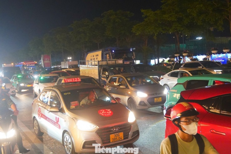 Bên ngoài Trung tâm Triển lãm Quốc gia, dọc đường Trường Sa cảnh tượng ùn tắc giao thông diễn ra khá nghiêm trọng. Hàng vạn người cùng lúc đổ ra từ cổng chính khiến các tuyến đường xung quanh nhanh chóng đông nghịt phương tiện, các phương tiện di chuyển khó khăn.