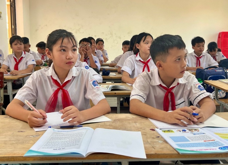 Tiếng Anh là môn học bắt buộc trong chương trình giáo dục phổ thông.