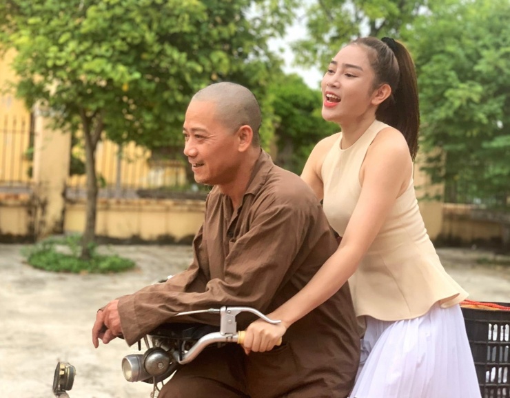 Tin sao Việt: Con trai NSND Trần Nhượng - đạo diễn Bình Trọng - khoe "vợ" - bà Đoành, gắn bó trong phim Đại gia chân đất gần 20 năm.