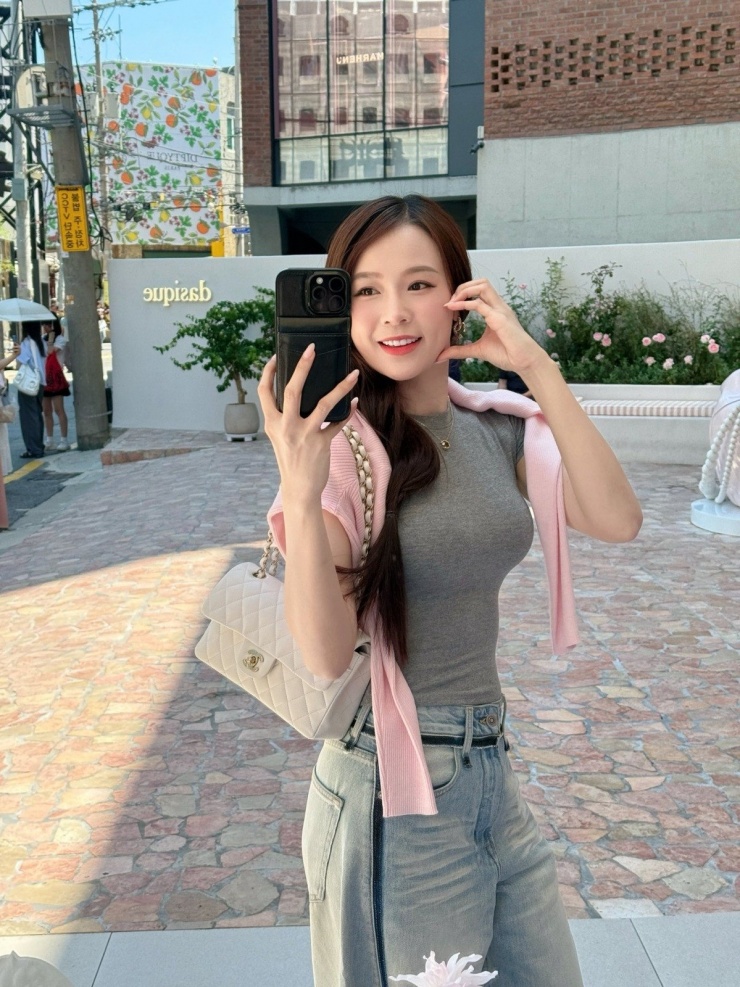 Cựu hot girl Sam lên đồ trẻ trung dạo phố Seoul, Hàn Quốc.