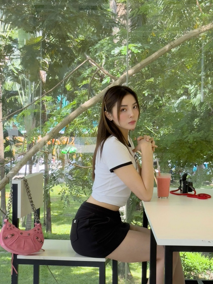 Hoa hậu Kỳ Duyên đượm buồn ngồi cà phê một mình.