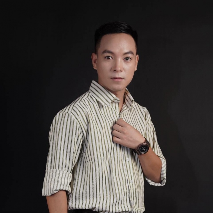 Diễn viên Thái Dương khoe vẻ bảnh bao, khác hẳn nhân vật anh hóa thân. 