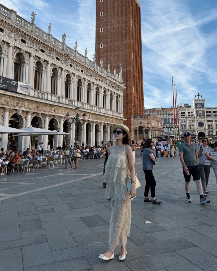 Đỗ Thị Hà mặc đầm ren tôn vai trần và ngực đầy khi thăm thú Venice. Trang phục của người đẹp đến từ một local brand Việt Nam, giá bán khoảng hơn 4 triệu đồng.
