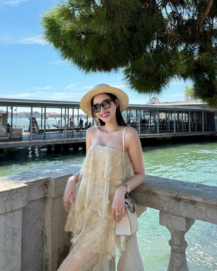 Bộ trang phục phối tông kem nude và trắng, làm nổi bật làn da trắng, vẻ tươi trẻ của Đỗ Thị Hà.