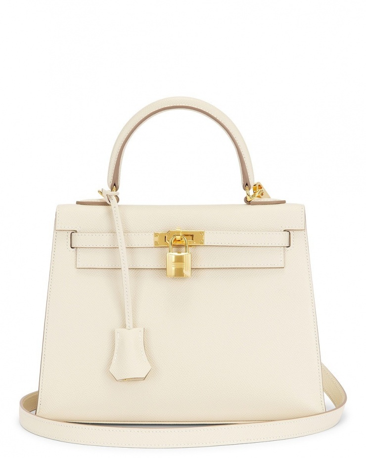 Hoa hậu Việt Nam 2020 kết hợp cùng túi Hermes Kelly, được định giá trên một số trang mua sắm khoảng 600 triệu đồng.