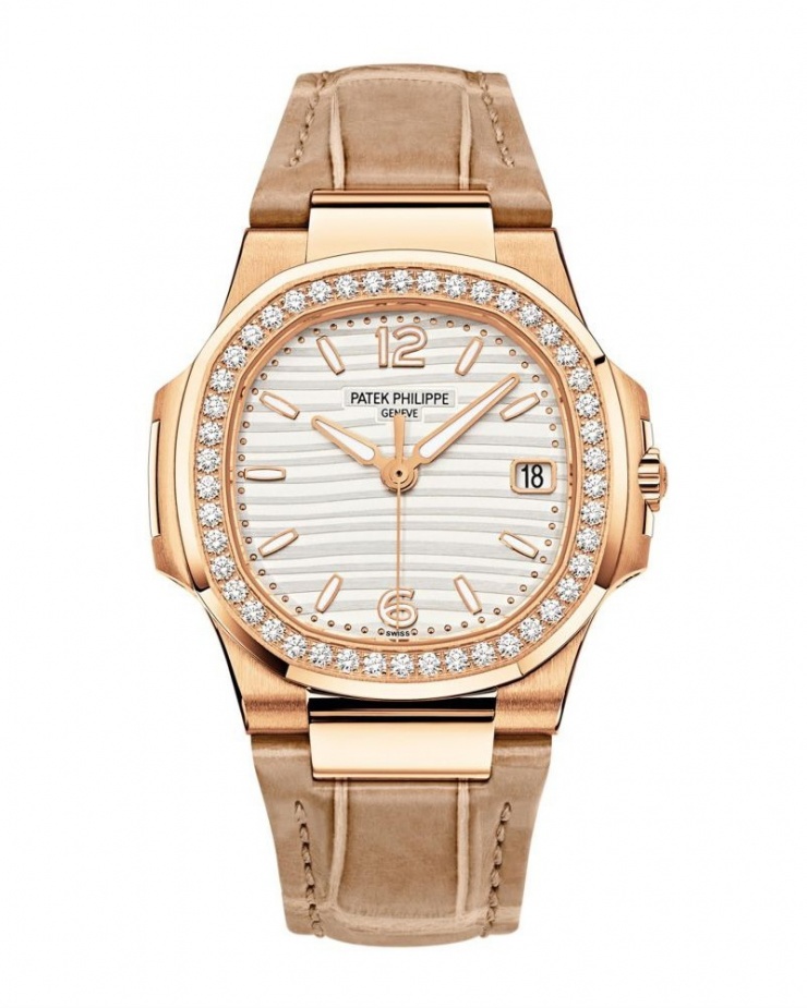 Nổi bật trên set đồ của người đẹp là chiếc đồng hồ Patek Philippe Nautilus phiên bản dây da vỏ vàng hồng 18k, mặt viền kim cương nguyên khối, có giá bán khoảng 1,3 tỷ đồng.
