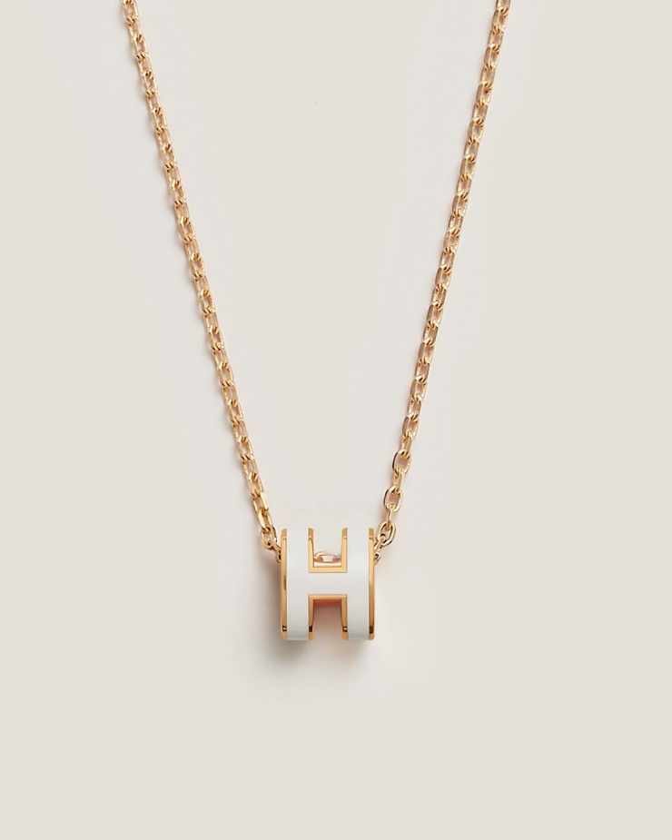 Để tôn vẻ thu hút cho phần vai trần, mỹ nhân xứ Thanh sử dụng chiếc dây chuyền Mini Pop H của Hermes, giá 510 USD (gần 14 triệu đồng).