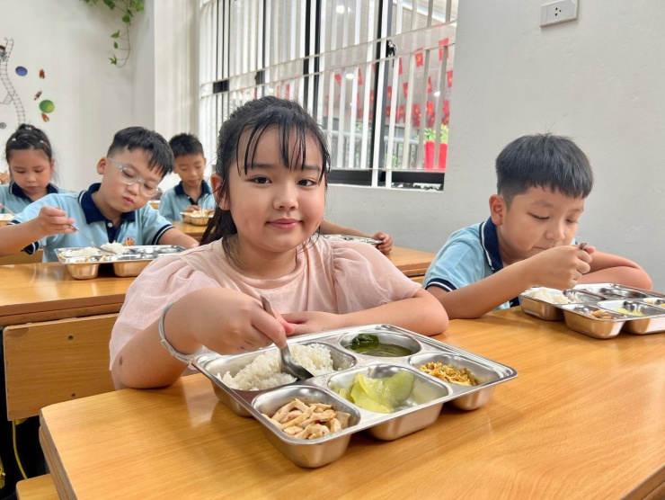 Dạy học 2 buổi/ngày, nhiều học sinh ăn bán trú ở trường.
