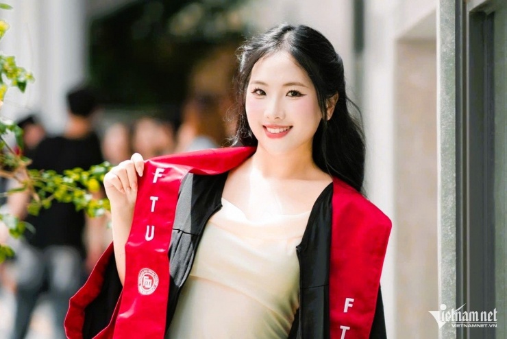 Nữ sinh Nguyễn Thị Nga Anh trở thành thủ khoa đầu ra Chương trình tiên tiến Quản trị kinh doanh quốc tế của Trường ĐH Ngoại thương với tấm bằng tốt nghiệp loại Xuất sắc. Ảnh: NVCC