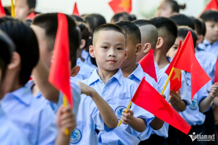 Sẽ cung cấp một bộ sách giáo khoa thống nhất toàn quốc, miễn phí từ năm 2030.