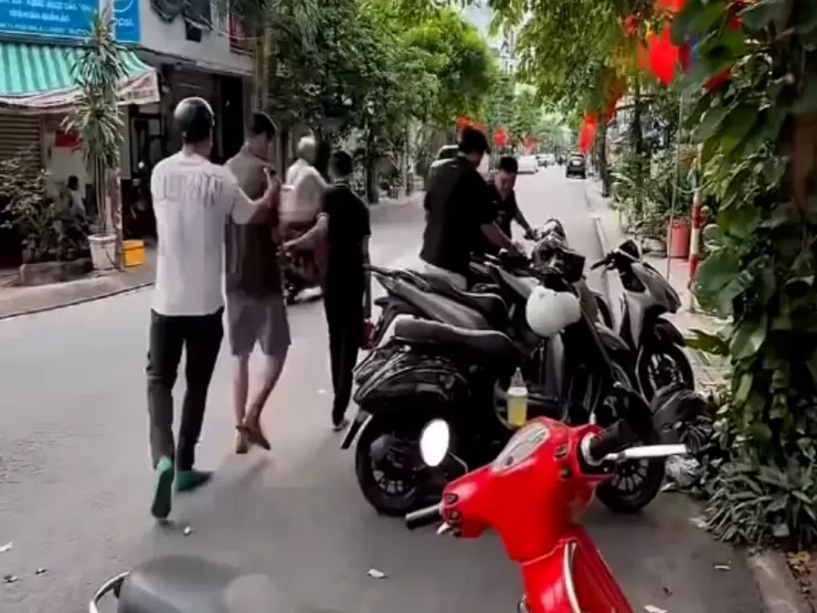 Công an nhanh chóng xác định được Tính và bắt người này tại một quán cà phê. Ảnh: CA