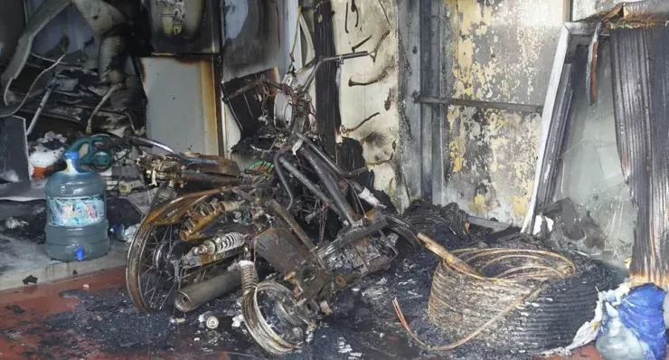 Nhiều đồ vật bị ngọn lửa thiêu rụi trong vụ hỏa hoạn. Ảnh CA