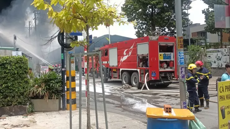 Lực lượng PCCC huy động hàng chục cán bộ, chiến sĩ đến hiện trường khống chế vụ cháy. Ảnh: Người dân cung cấp