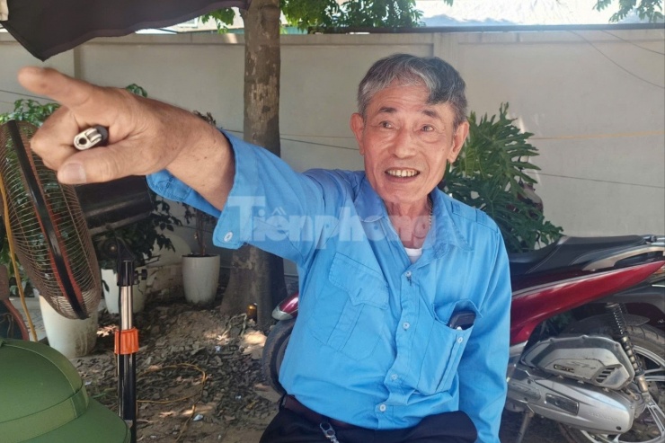 Ông Hải kể lại thời điểm phát hiện vụ cháy. Ảnh: Thanh Hà.