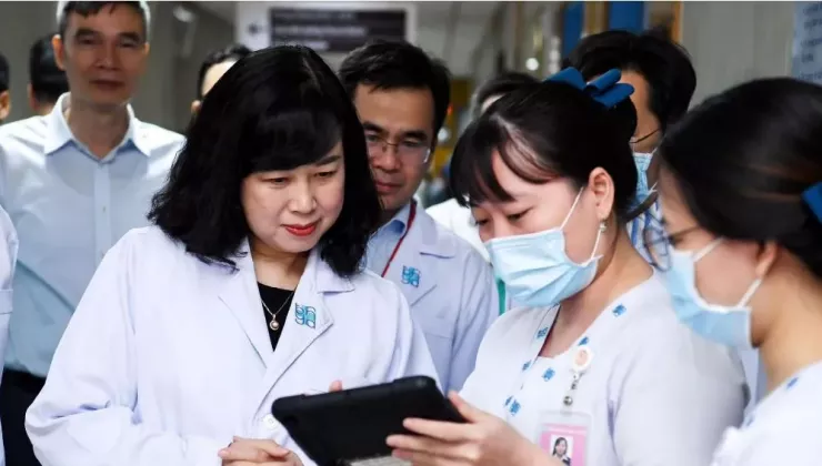 Bộ trưởng Đào Hồng Lan trong thăm Bệnh viện Đại học Y Dược TP.HCM. Ảnh: BVCC