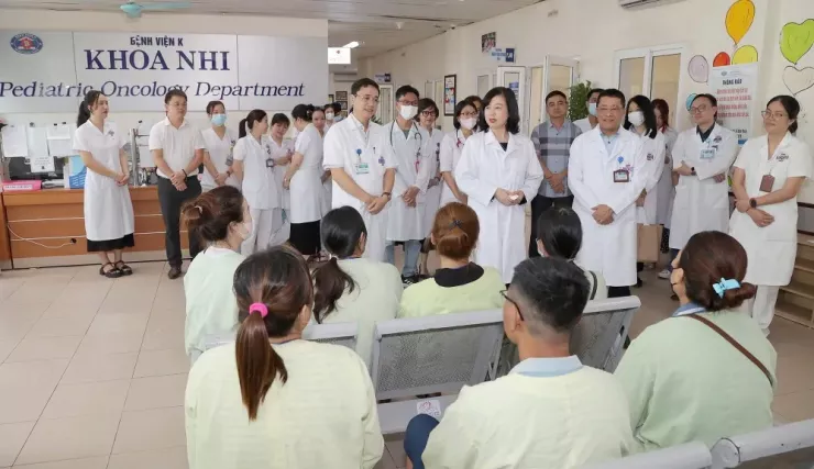 Bộ trưởng Đào Hồng Lan thăm hỏi người bệnh tại Bệnh viện K.