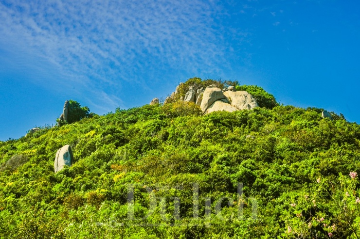 Cho đến núi Minh Đạm (xã Đất Đỏ) -&nbsp;Di tích lịch sử,&nbsp;căn cứ cách mạng trong thời chiến, sở hữu cảnh quan thiên nhiên hoang sơ, hùng vĩ.