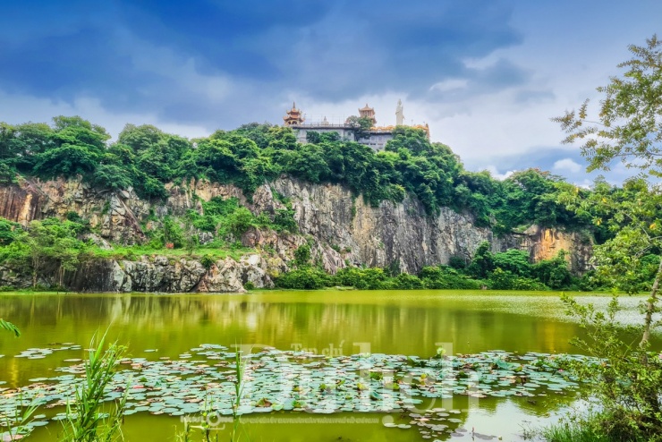 Trước đây, ngọn núi này thuộc P.Bình An, tỉnh Bình Dương cũ,&nbsp;sau đó được sáp nhập vào P. Đông Hòa.
