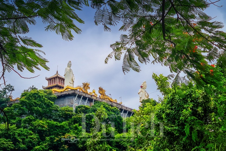 Núi Châu Thới còn được biết đến với chùa Châu Thới hay Linh sơn cổ tự, ngôi chùa cổ hơn 300 năm tuổi, nằm trên đỉnh núi.