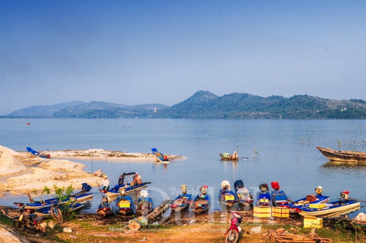Là dãy núi nhỏ nhưng gắn liền với nhiều truyền thuyết và tín ngưỡng dân gian, uy nghi soi bóng xuống mặt hồ xanh biếc bốn mùa.