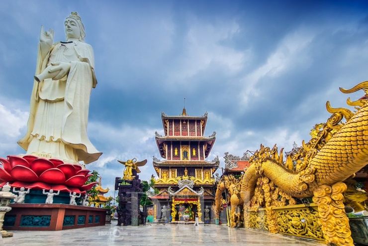 Vào mỗi sáng sớm hoặc chiều tà, khi sương&nbsp;giăng mờ lối, tiếng chuông từ Linh sơn cổ tự văng vẳng vọng về khiến nơi đây khác nào chốn bồng lai.