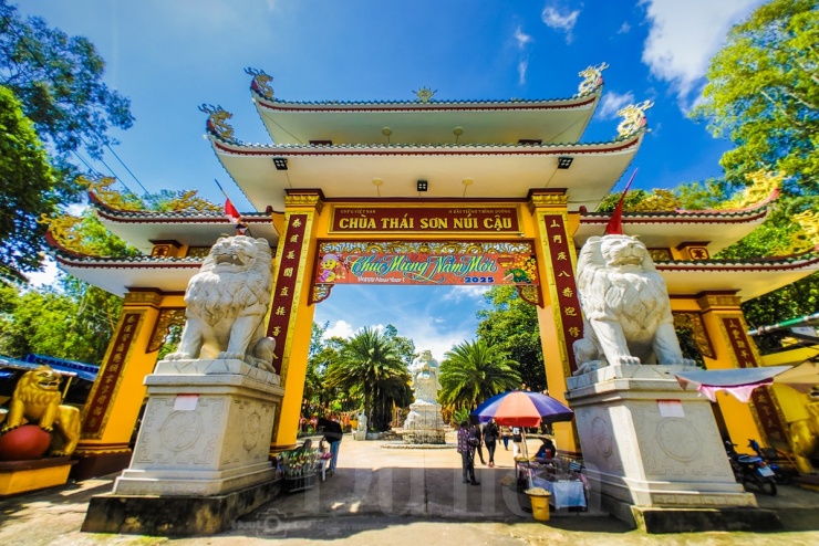 Con đường đèo quanh co ngoạn mục dẫn lên ngôi chùa Thái Sơn núi Cậu và nhiều hang động tự nhiên.