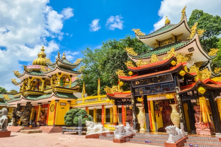 Nơi đây, khách hành hương tìm đến lễ Phật cầu an, hòa mình vào khung cảnh sơn thủy hữu tình.