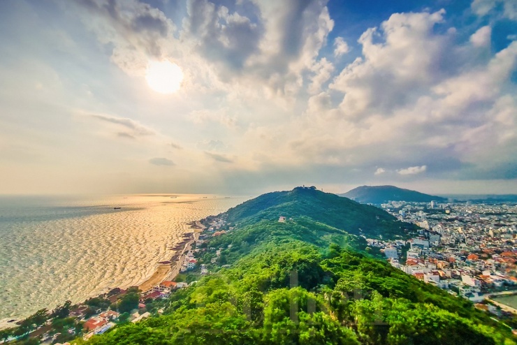 Tuy cao chỉ khoảng 170m nhưng được mệnh danh là "ngọn núi của gió và biển", nơi đặt tượng Chúa Kitô Vua dang tay, thu hút đông đảo du khách trong nước và quốc tế tham quan.