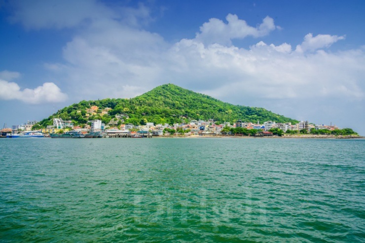 Núi Lớn nằm ở trung tâm phường Vũng Tàu, nơi có Bạch Dinh và cáp treo lên Hồ Mây, cảnh quan hùng vĩ và nhiều điểm tham quan nổi tiếng.