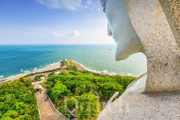 Núi Nhỏ (Tao Phùng): nằm về phía Nam P.Vũng Tàu, nổi tiếng với mũi Nghinh Phong – nơi đất liền vươn ra biển, tạo nên khung cảnh ngắm bình minh và hoàng hôn tuyệt đẹp.
