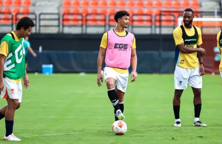 Phòng ngự TX.Nam Định sẽ "chăm sóc" tiền đạo Ikhsan Fandi. Ảnh: RC