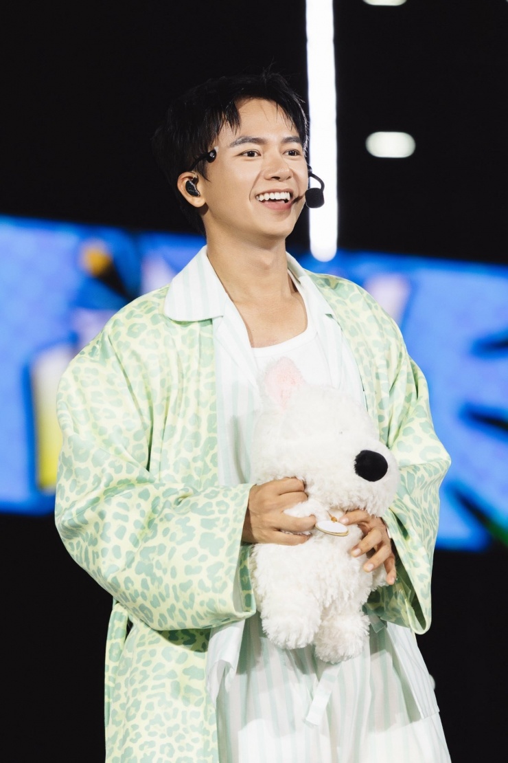 Khúc mắc tưởng chừng chỉ là vấn đề nội bộ nhưng gây ảnh hưởng lớn đến sự nghiệp của nghệ sĩ.