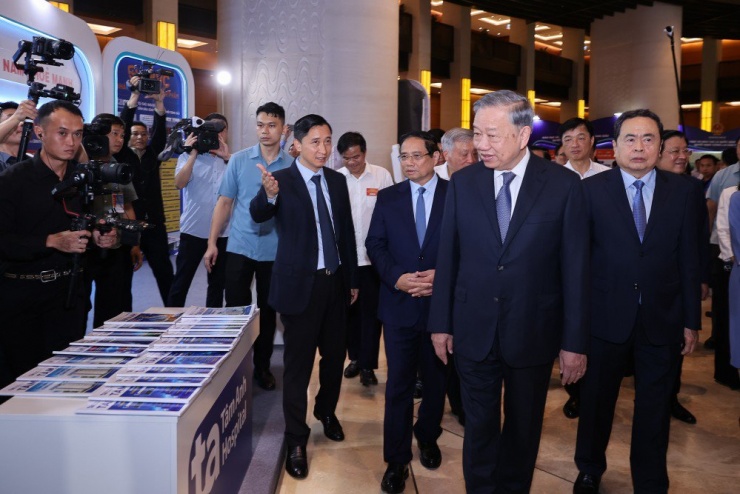 Tổng Bí thư Tô Lâm cùng các lãnh đạo Đảng, Nhà nước và đại biểu tham quan triển lãm những thành tựu nổi bật trong hai lĩnh vực y tế, giáo dục tại điểm cầu chính Nhà Quốc hội. Ảnh: VGP