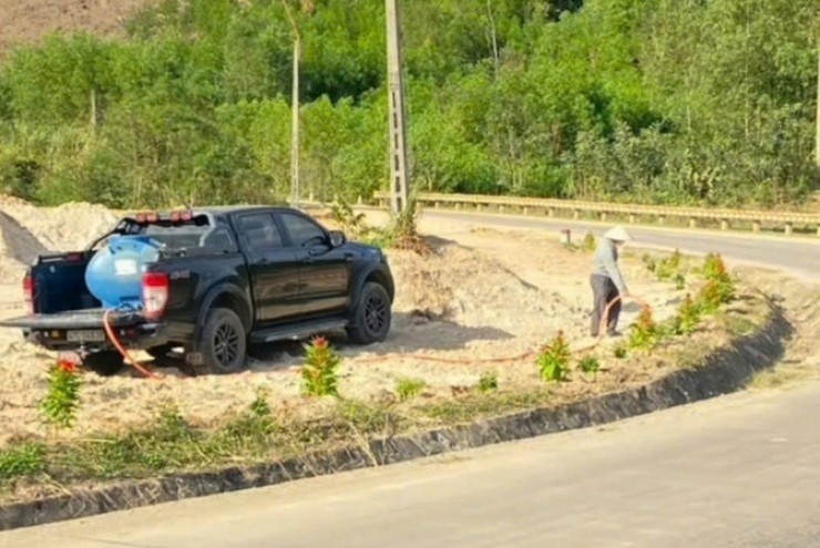 Xúc động chuyện chồng trồng 1 km phượng vĩ, 1.000 cây hoa hồng để tưởng nhớ vợ