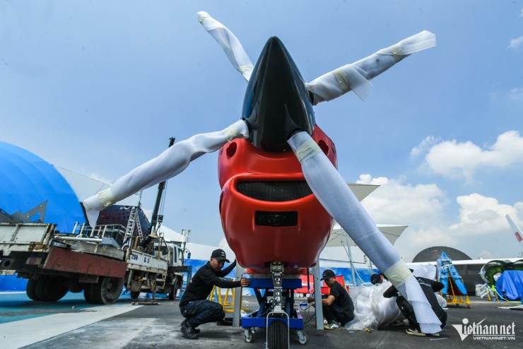 Bọc kín máy bay, tháo tổ hợp tên lửa vận chuyển rời Trung tâm Triển lãm Quốc gia - 8