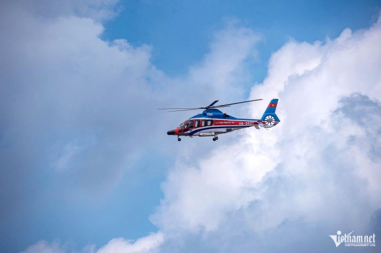 Khoảng 10h15, chiếc trực thăng EC-155 B1 hiện đại của Binh đoàn 18 - Tổng công ty Trực thăng Việt Nam (Bộ Quốc phòng) trở về đơn vị sau thời gian trưng bày tại triển lãm.
