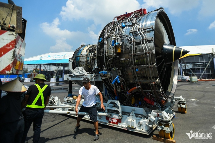 Động cơ Rolls-Royce Trent XWB khổng lồ của máy bay Airbus A350 đã được Vietnam Airlines mang tới triển lãm những ngày qua cũng trong quá trình hoàn tất chuẩn bị để vận chuyển.