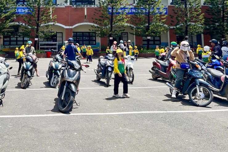 Phụ huynh đến trường tiểu học ở Đà Lạt đón con về thay vì dùng suất ăn bán trú, trưa 16/9. Ảnh: N.X