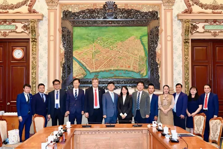 Lãnh đạo TP.HCM cùng đoàn đại biểu chụp hình lưu niệm. Ảnh: BẢO PHƯƠNG