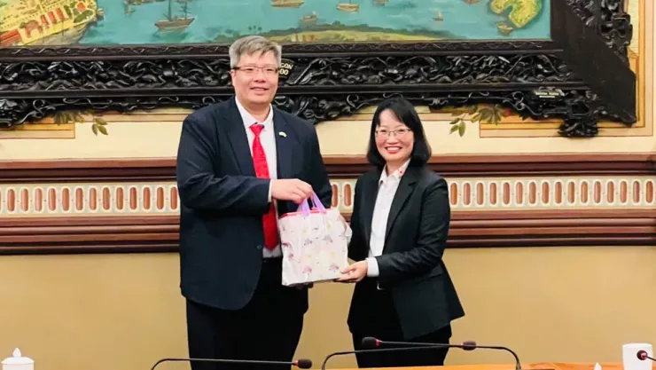 Phó Chủ tịch UBND TP.HCM Trần Thị Diệu Thúy trao quà lưu niệm cho ông Trần Hải Linh, Ủy viên Ủy ban Trung ương MTTQ Việt Nam, Chủ tịch Hiệp hội Doanh nhân và Đầu tư Việt Nam - Hàn Quốc. Ảnh: BẢO PHƯƠNG