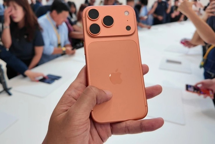 iPhone 17 Pro mang đến một cái nhìn mới mẻ hơn ở mặt sau.