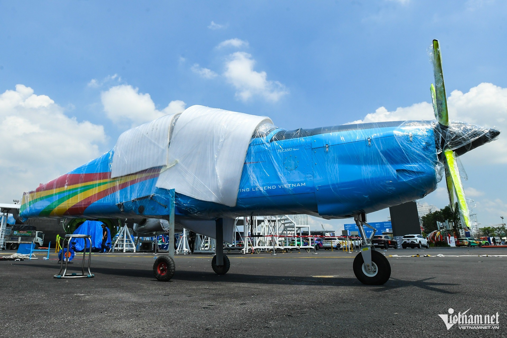 Bọc kín máy bay, tháo tổ hợp tên lửa vận chuyển rời Trung tâm Triển lãm Quốc gia - 9