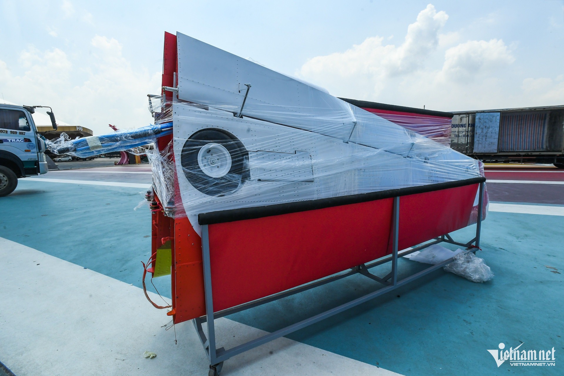Bọc kín máy bay, tháo tổ hợp tên lửa vận chuyển rời Trung tâm Triển lãm Quốc gia - 10