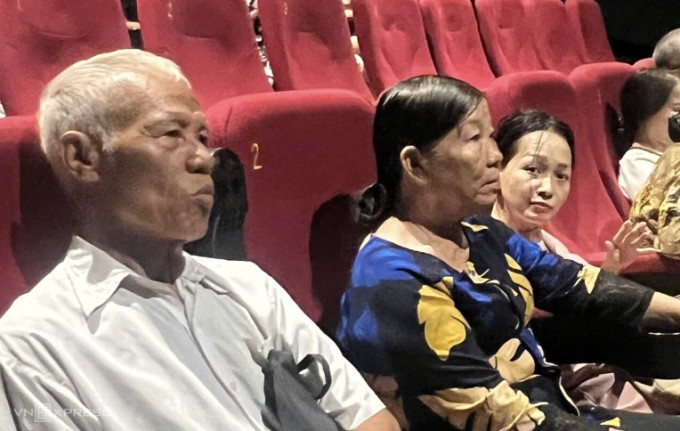 Bà Thu cùng chồng xem phim 'Mưa đỏ' chiều 9/9 tại rạp phim. Ảnh: Minh Anh