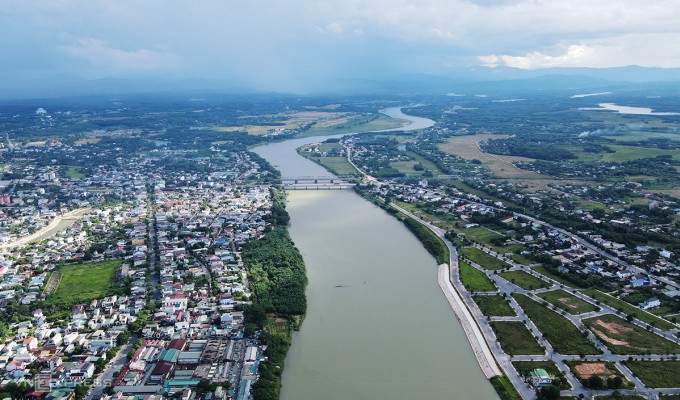 Sông Thạch Hãn đoạn chảy qua thành cổ Quảng Trị. Ảnh: Đắc Thành